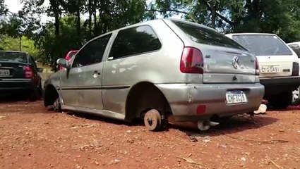 Veículo furtado é encontrado depenado no Loteamento Colina Dourada