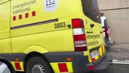Un coche volcado en la ronda de Dalt (túnel de la Rovira)