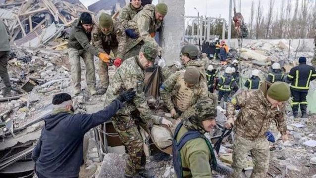 Rusya, Ukrayna'da askeri üssü vurdu! En az 80 kişi hayatını kaybetti