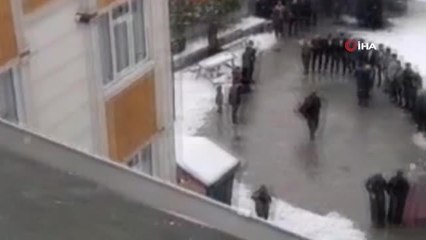 Son dakika... Sultangazi'de kar yağışı altında halay kamerada