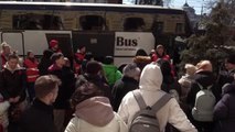 Odessa'da toplanan Ukraynalılar, tahliye otobüsleriyle Moldova'ya gidiyor