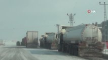 Kars-Iğdır yolu trafiğe kapatıldı, uzun araç kuyrukları oluştu