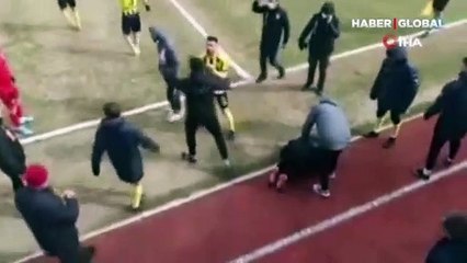 Amatör Lig maçında rakip oyunca kafa attı