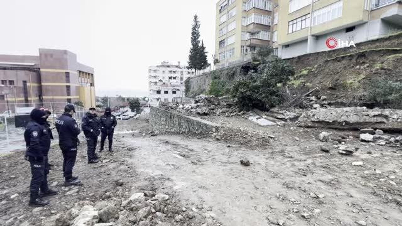 Çöken istinat duvarı paniğe neden oldu