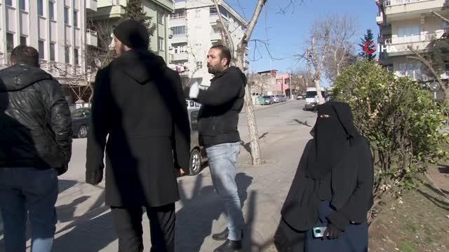 Piknik yapan ailenin çantasını çalıp motosikletle kaçtılar