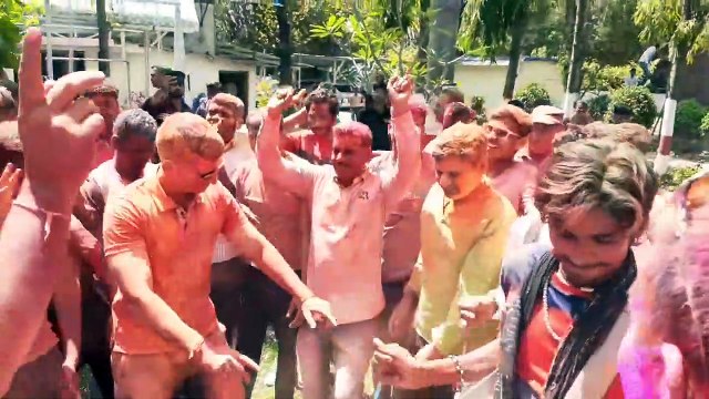 कलेक्टर-एसपी ने पुलिसकर्मियों के साथ जमकर लगाए ठूमके