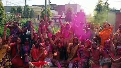 यहां महिलाओ ने मचाया होली का धमाल