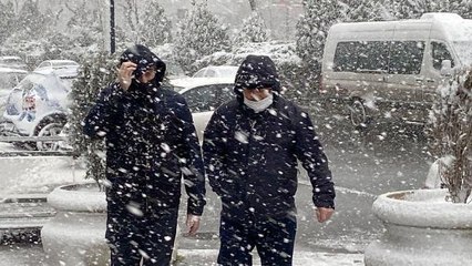 ÇORLU'DA ANİDEN BAŞLAYAN KAR, İLÇEYİ BEYAZA BÜRÜDÜ