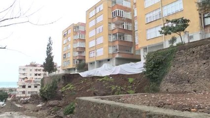 Heyelan nedeniyle sitenin istinat duvarı çöktü