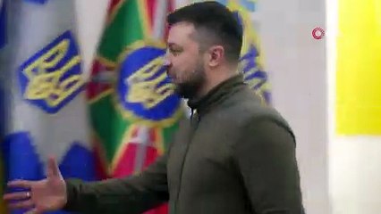 Zelenskiy, Ukraynalı polislere madalya taktı