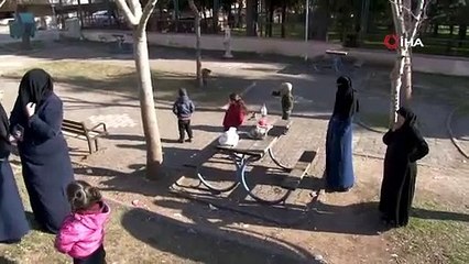Piknik yapan ailenin çantasını çalıp motosikletle kaçtılar