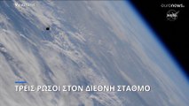 Στα χρώματα της Ουκρανικής σημαίας οι τρεις νέοι Ρώσοι κοσμοναύτες στον Διεθνή Διαστημικό Σταθμό