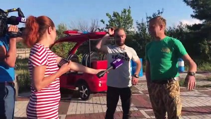 Il se balade avec un lion dans la voiture... Fou