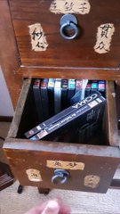 Ce qui se cache dans leur meuble à DVD va vous faire froid dans le dos