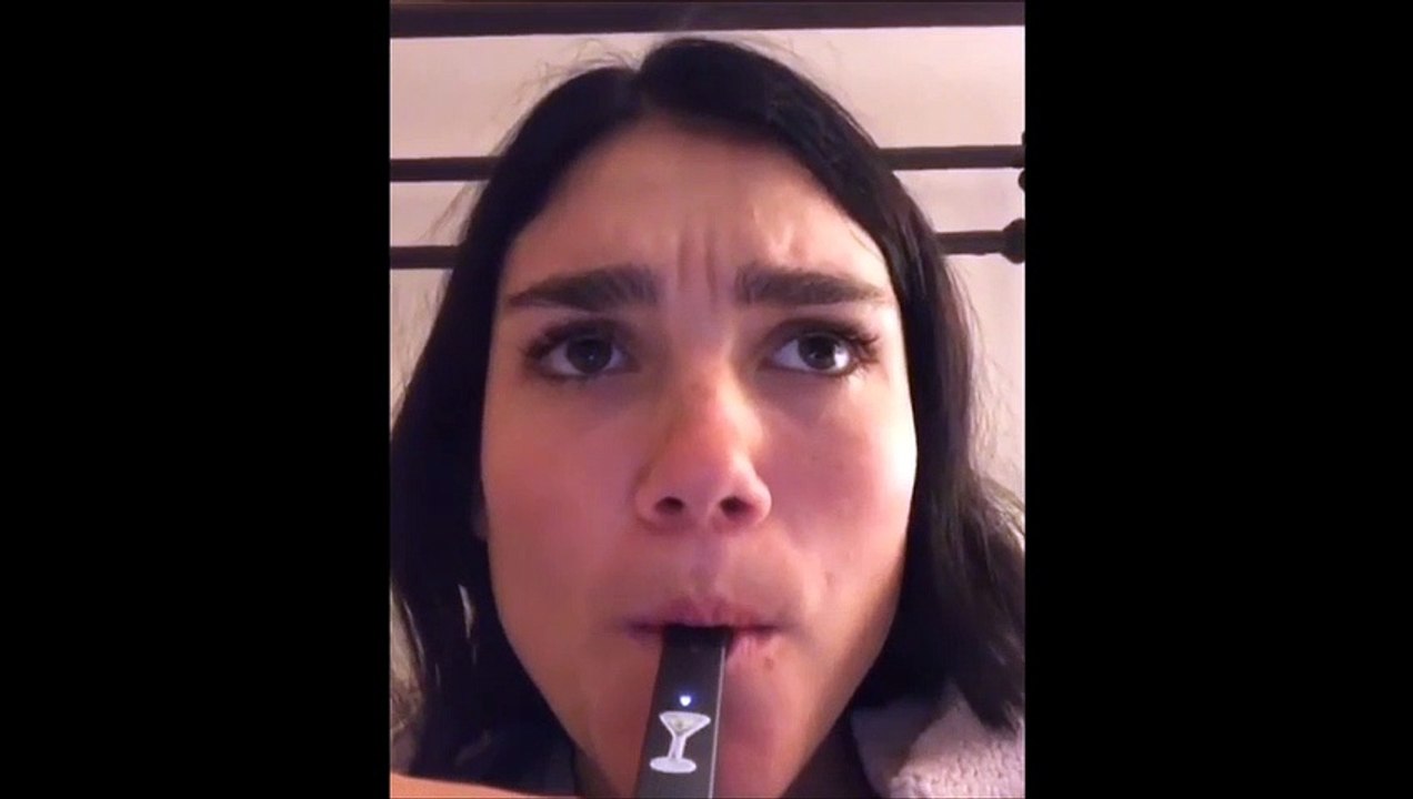 Elle recrache la fumée de sa cigarette électronique par les yeux