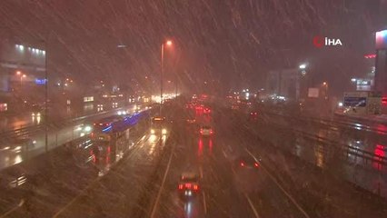 Kar yağışı nedeniyle görüş mesafesi düştü, sürücüler yavaş yavaş ilerledi