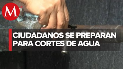 Ciudadanos adquieren contenedores de plástico ante cortes de agua