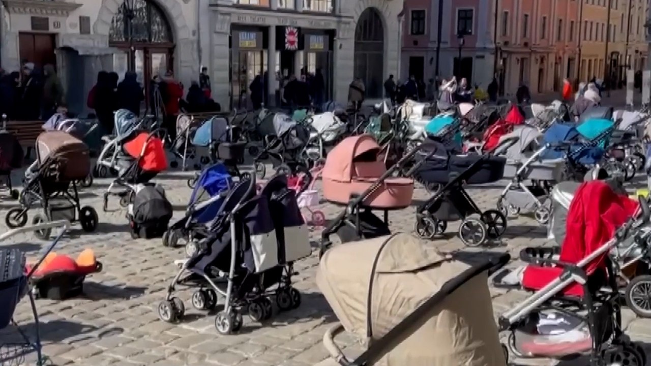 Ukraine : à Lviv, 109 poussettes vides exposées pour les 109 enfants morts depuis le début de la guerre