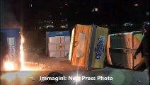 Firenze, cassonetti bruciati e tensione durante manifestazione dei centri sociali