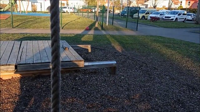 CACHE CACHE AVEC MES POTES DANS MON ECOLE (c'est la 3ème vidéo)