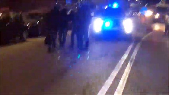 Firenze, disordini al corteo dei centri sociali: bastoni e tensione, un fermo