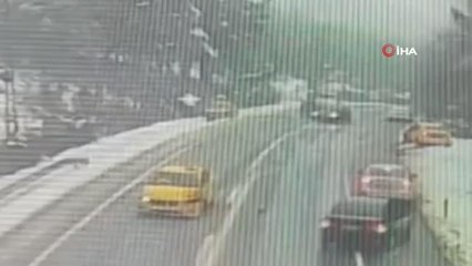 Yoğun kar yağışının beraberinde getirdiği zincirleme kaza kamerada