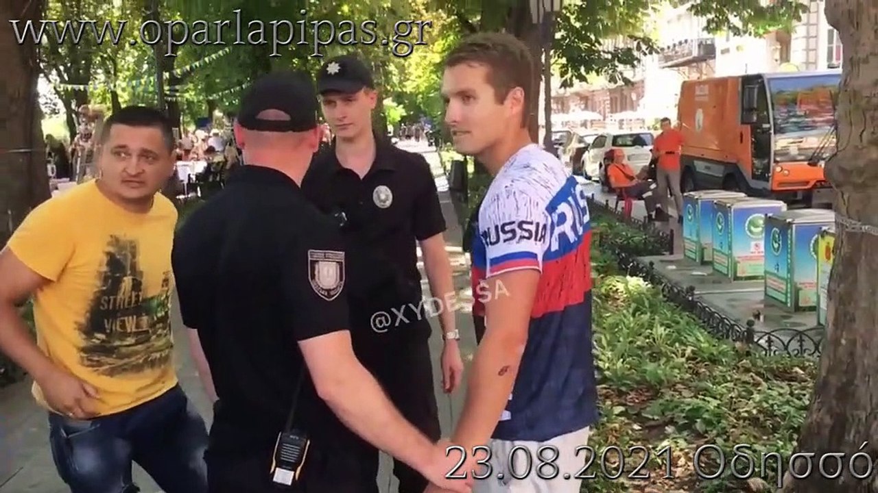 Οδησσός - Αμερικανός για να δει την αντίδραση των Oυκρανών απλά έβαλε μια μπλούζα με Pώσικα Xρώματα!!