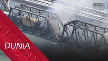Kereta api kargo terbakar jatuh dari jambatan