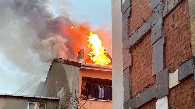 Bayrampaşa'da 4 katlı binanın çatısı alev alev yandı