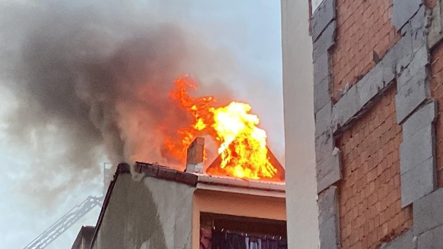 Bayrampaşa’da 4 katlı binanın çatısı alev alev yandı