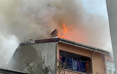 Bayrampaşa'da çatı katında çıkan yangın söndürüldü