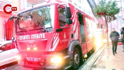 Bayrampaşa'da 4 katlı binanın çatı katı alev alev yandı