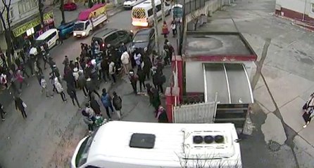 Okul önünde liseli gence silah ve bıçakla saldırdılar