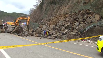 경북 경주서 산사태 발생해 노점 덮쳐...1명 부상 / YTN