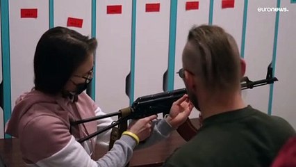 Civis ucranianos aprendem a manejar armas em Lviv