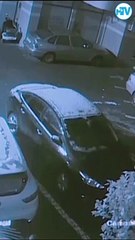 Yamaçtan kaya parçaları koptu: 2 kişi saniyelerle kurtuldu