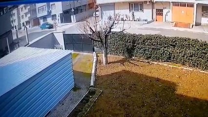 Dikkatsiz sürücüler kafa kafaya çarpıştı