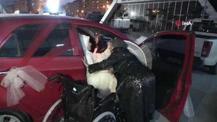 Aşkları engel tanımadı... Gelin tekerlekli sandalyesi ile damat ise bastonlarıyla salona girerek çalan müziklere eşlik etti