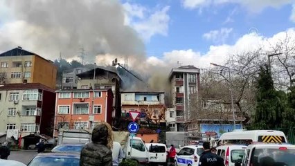 Kağıthane'de binanın çatısında çıkan yangın söndürüldü