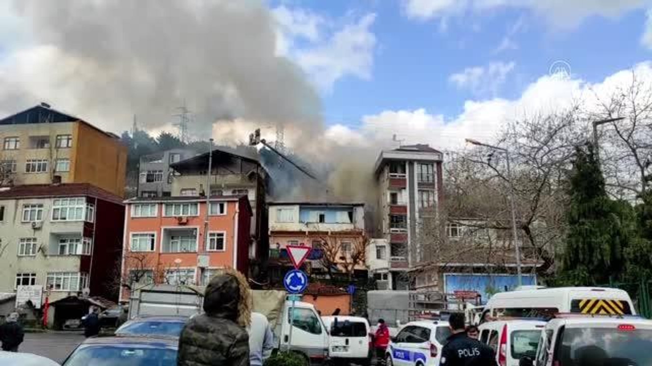 Kağıthane'de binanın çatısında çıkan yangın söndürüldü