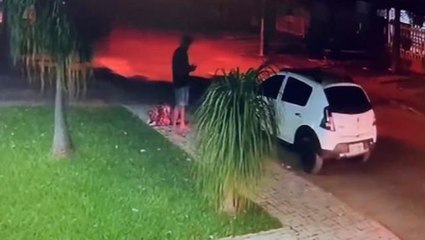 Arabasının sallandığını fark eden adam, karısıyla evsiz erkeği cinsel ilişkiye girerken yakaladı