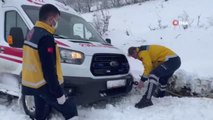 Son dakika haberi | Kara saplanan ambulansı karla mücadele ekipleri kurtardı