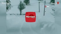 Bursa'da kar kalınlığı bir metreyi buldu, cip kara gömüldü
