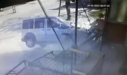 CAMİ MERDİVENİNE ÇARPIP, YAN YATAN ARAÇTA 2 KİŞİ YARALANDI