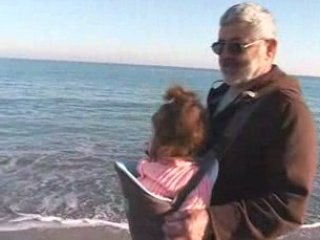Rachel balade avec papy sur la plage