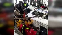 Van'da yolcu minibüsü, istinat duvarını aşıp devrildi: 12 yaralı