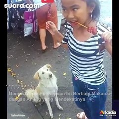 Gemas! Anak Perempuan Ini Berbagi Makanan dengan Anjing yang Mendekatinya