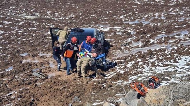 OTOMOBİL ÇAMURA SAPLANDI, YARALI SÜRÜCÜ BATA ÇIKA TAŞINDI