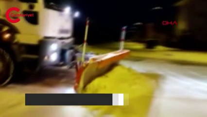 Çığdan kapanan mahalle yolu kar tünelleriyle açıldı