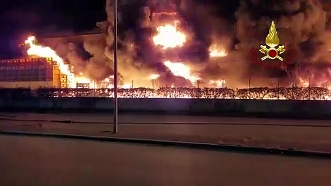 Eboli, maxi incendio: distrutta industria agroalimentare